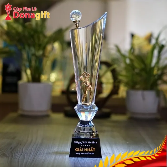 Cúp golf pha lê món quà trao giải đẳng cấp được giới doanh nhân tin chọn