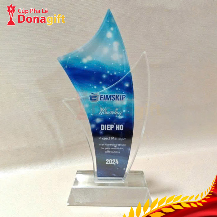 Cúp pha lê mang ý nghĩa tôn vinh thành tích và ghi nhận đóng góp