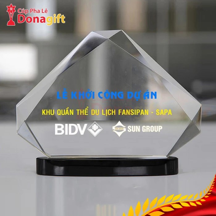 Cúp lưu niệm lễ khởi công công trình