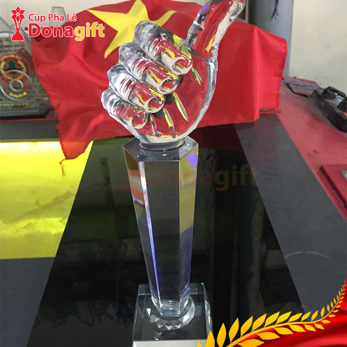 Cúp Pha Lê Bàn Tay Vàng Đón Vinh Quang