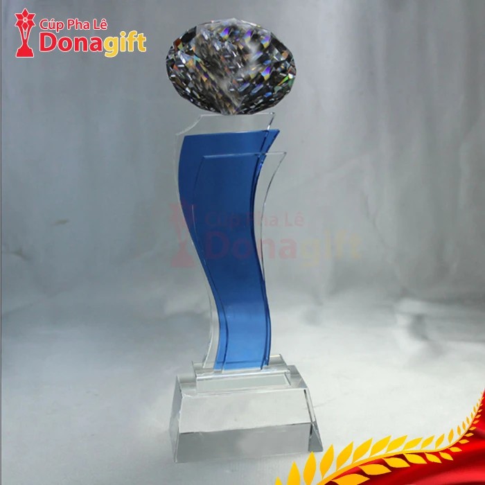 Cúp pha lê dáng kim cương cao cấp