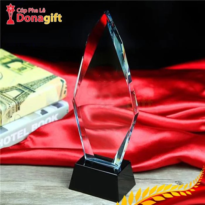 Cúp pha lê đế đen sang trọng