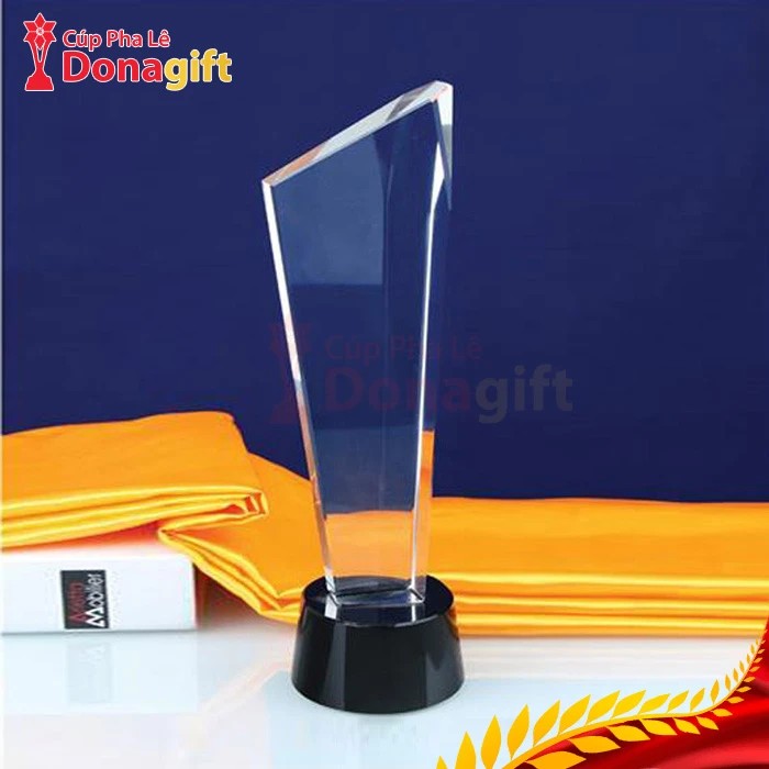 Cúp pha lê đế đen tôn vinh thành tựu