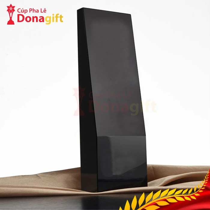 Cúp pha lê đen thiết kế hình học