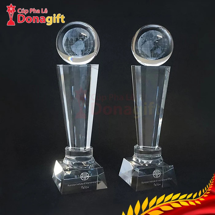 Cúp pha lê khối dành cho lễ trao giải