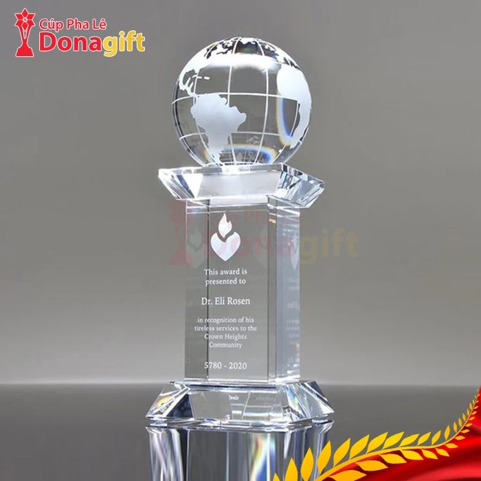 Cúp pha lê khối tri ân sang trọng