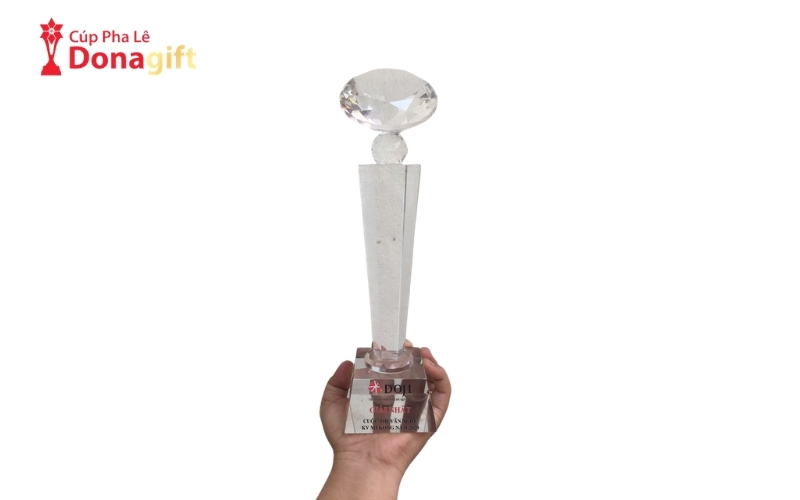 Cúp pha lê là gì? Định nghĩa và chất liệu cốt lõi