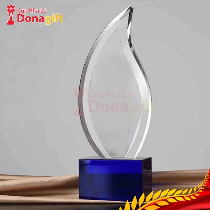 Cúp pha lê ngọn lửa xanh độc đáo