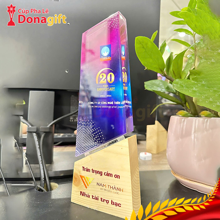 Cúp Pha Lê Nhị Thập Hoàng Kim