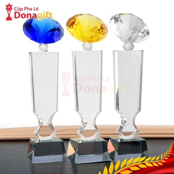 Cúp pha lê sắc kim cương độc đáo