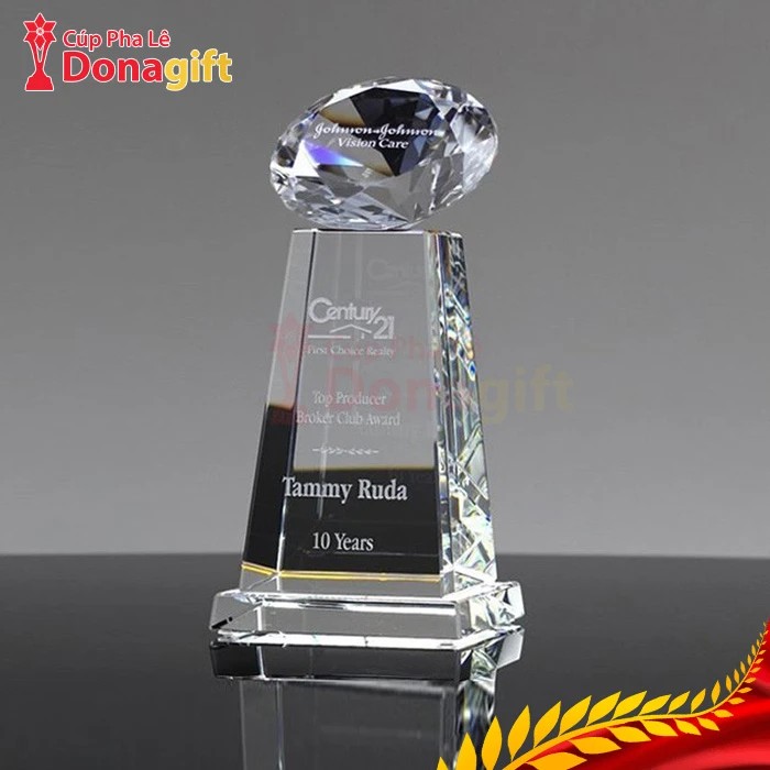 Cúp pha lê trong suốt dáng kim cương