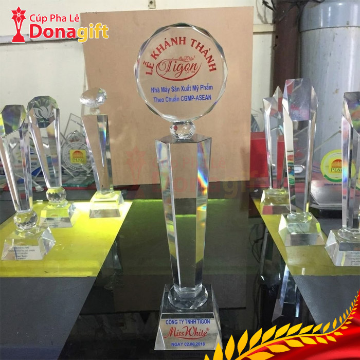 Cúp Pha Lê Vinh Danh Khánh Thành