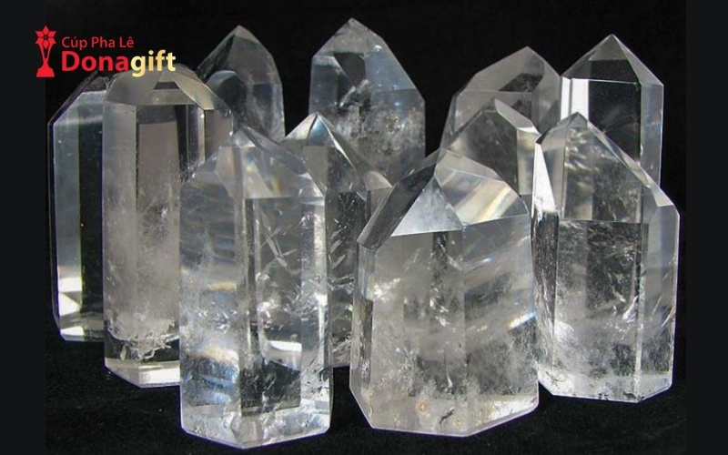 Quy Trình Sản Xuất Cúp Pha Lê Từ Nguyên Liệu Thô Đến Thành Phẩm 4 Vì Sao Cúp Pha Lê Đắt Hơn Cúp Nhựa? Phân Tích Chi Phí Thực Tế