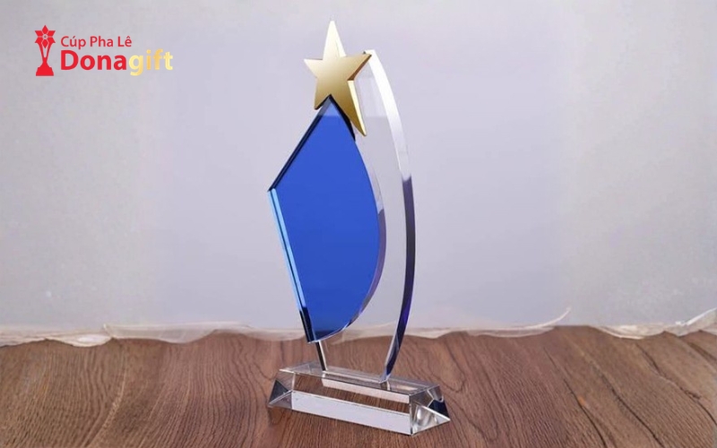 Quy Trình Sản Xuất Cúp Pha Lê Từ Nguyên Liệu Thô Đến Thành Phẩm 3 Cúp Pha Lê Có Bền Không? Điều Cần Biết Trước Khi Đặt Hàng