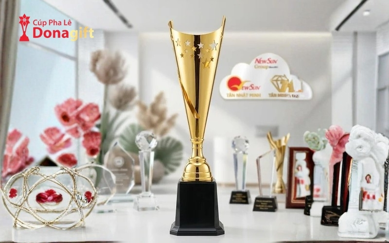 So Sánh Cúp Pha Lê, Cúp Đồng Và Cúp Inox: Chọn Loại Nào? 3 So Sánh Chi Tiết Cúp Pha Lê, Cúp Đồng Và Cúp Inox