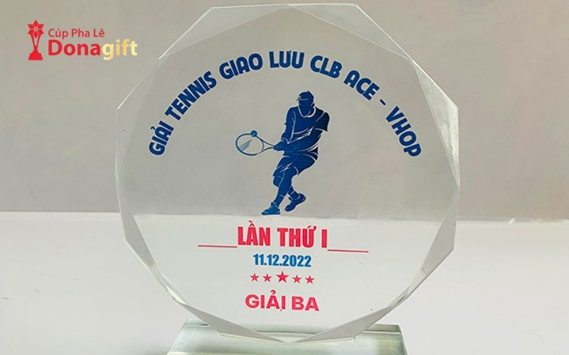 Cách Trưng Bày Cúp Pha Lê Trong Văn Phòng Để Tăng Tính Thẩm Mỹ 4 Cách Sắp Xếp Nhiều Cúp Pha Lê Để Không Bị Rối Mắt